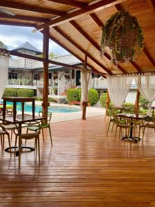 Bazén v ubytování Parti Gras Hotel & Villas en Playa Potrero nebo v jeho okolí
