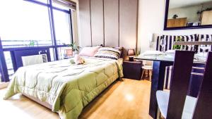 Postel nebo postele na pokoji v ubytování Cozy Apartment on the 56th Floor with balcony and great view FREE use of pools sauna and sunbathing + 60 fotografií