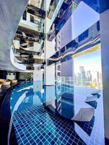 Bazén v ubytování Cozy Apartment on the 56th Floor with balcony and great view FREE use of pools sauna and sunbathing nebo v jeho okolí