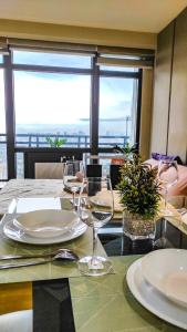 Posezení v ubytování Cozy Apartment on the 56th Floor with balcony and great view FREE use of pools sauna and sunbathing