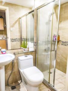 Koupelna v ubytování Cozy Apartment on the 56th Floor with balcony and great view FREE use of pools sauna and sunbathing