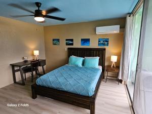 Postel nebo postele na pokoji v ubytování Yonegan Plumeria Hilo Hotel