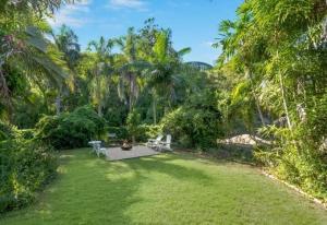 Taman di luar Large Family home in paradise! 1x 3 Bed house and 1x 2 Bed house only 1 Booking at any time
