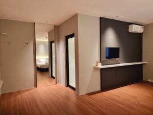 TV a/nebo společenská místnost v ubytování Roxy Hotel Malihah + 20 fotografií