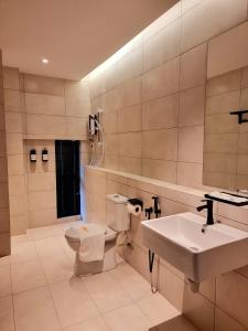 Koupelna v ubytování Roxy Hotel Malihah