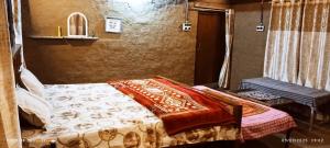 Postel nebo postele na pokoji v ubytování Narmada Homestay