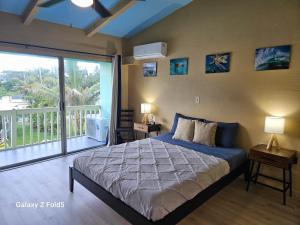 Voodi või voodid majutusasutuse Yonegan Plumeria Hilo Hotel toas