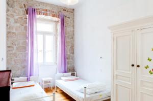 Posteľ alebo postele v izbe v ubytovaní Old Town Hostel