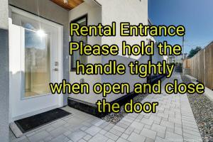 un punto di ingresso interno tiene la maniglia ben stretta quando si apre e chiude la porta di T Bright & Cozy Queen & Sofa Beds Room Ensuite a West Vancouver