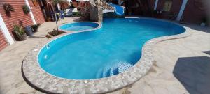 曼克拉La Pachamama的后院的游泳池,带水滑梯