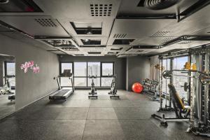 Centrum fitness w obiekcie The Code Hotel & Spa Da Nang