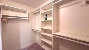 Φωτογραφία από το άλμπουμ του Master Bedroom with Two Queen Sized Bed σε Ρίτσμοντ