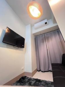 Unistay SHORE 3 Pool view w Balcony near MOA的电视和/或娱乐中心