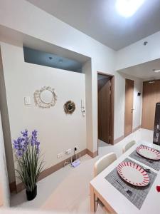 Unistay SHORE 3 Pool view w Balcony near MOA客房内的一张或多张床位