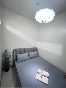 Unistay SHORE 3 Pool view w Balcony near MOA客房内的一张或多张床位