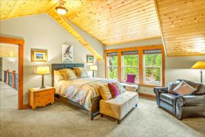 a bedroom with a bed and a chair at White Water Lodge in Leavenworth +85 photos