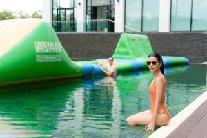 Avani Khon Kaen Hotel & Convention Centre内部或周边的泳池