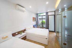 um pequeno quarto com uma cama e um chuveiro em Lavita villa Resort 1 em Sóc Sơn