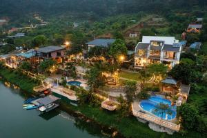 uma vista aérea de uma grande casa com um rio em Lavita villa Resort 1 em Sóc Sơn