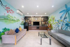 uma sala de estar com um sofá e uma TV em Lavita villa Resort 1 em Sóc Sơn
