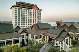 坤敬Avani Khon Kaen Hotel & Convention Centre的一栋有着许多屋顶的建筑的俯视图