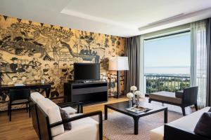坤敬Avani Khon Kaen Hotel & Convention Centre的带沙发和电视的客厅