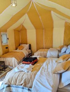 Postel nebo postele na pokoji v ubytování Merzouga Spectacular Luxury Camp