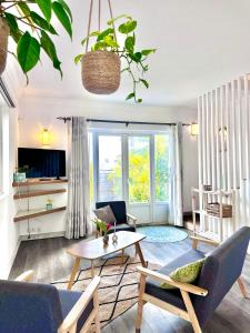 un salon avec un canapé et une table dans l'établissement Villa Tracero, à Grand Baie