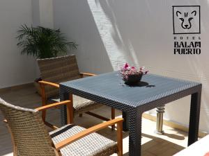 a blue table with two chairs and a plant on it at Hotel Balam Puerto in Ciudad del Carmen