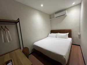 Postel nebo postele na pokoji v ubytování Swing & Pillows - Malacca River Walk