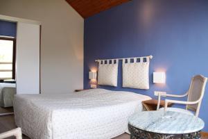 Кровать или кровати в номере Logis Hostellerie De La Claire Fontaine