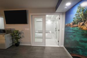 una habitación con puerta corredera y un cuadro en la pared en Envi Boutique Hotel Henderson-Evansville South, en Henderson 217 fotos más