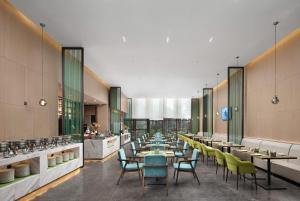 Restaurace v ubytování 峨眉山景区希尔顿欢朋酒店