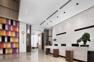 Vstupní hala nebo recepce v ubytování 峨眉山景区希尔顿欢朋酒店
