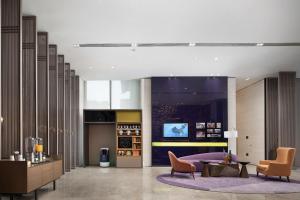 TV a/nebo společenská místnost v ubytování 峨眉山景区希尔顿欢朋酒店