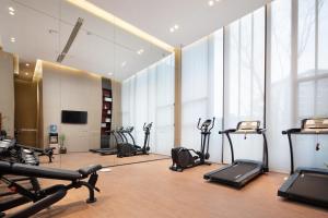 Fitness centrum a/nebo fitness zařízení v ubytování 峨眉山景区希尔顿欢朋酒店