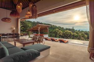 una sala de estar con un sofá y una mesa en Villa Matahari, en Buleleng