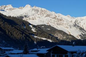A general mountain view or a mountain view taken from Az apartmant