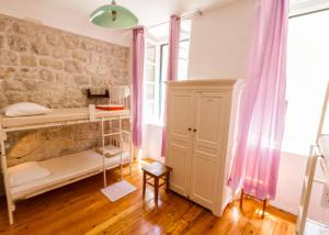 Posteľ alebo postele v izbe v ubytovaní Old Town Hostel