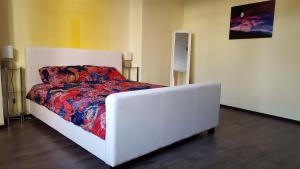 1 dormitorio con 1 cama blanca en una habitación en Large Vacation Apartments in the Old Town, en Riga