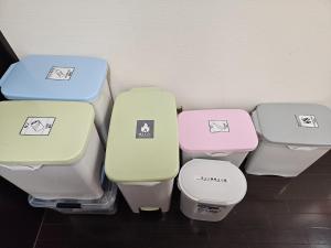 壱岐市にあるIkinomannaka - Vacation STAY 58080vのトイレ3つが備わります。