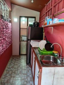 ケポスにあるBowen apartamentoのシンクと冷蔵庫のある小さなキッチン