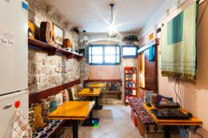 Гостиная зона в Old Town Hostel
