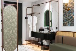 un bagno con lavandino e specchio di Vishan Garden Boutique Hotel 厦门维尚花园潮宿 中山路步行街店 a Xiamen