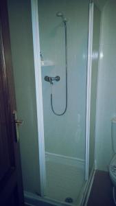 y baño con ducha y puerta de cristal. en Apartamento Loft II Select Real Caldas de Reis, en Caldas de Reis