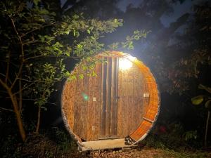 顺化Vuglamping的中间有灯的木桶