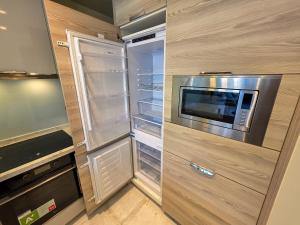 Η κουζίνα ή μικρή κουζίνα στο Luxury One Bedroom Apartment In Bahrain Bay