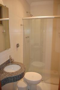 y baño con ducha, aseo y lavamanos. en Minas Hotel Unidade Rodovia, en Mariana
