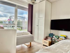 オーデンセにあるModern 3BR near Rosengård, City E20 & Congress Cのベッドが2つと大きな窓がある寝室 +49枚の写真