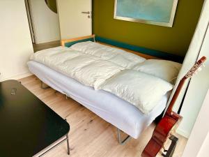 オーデンセにあるModern 3BR near Rosengård, City E20 & Congress Cのテーブルの横の部屋